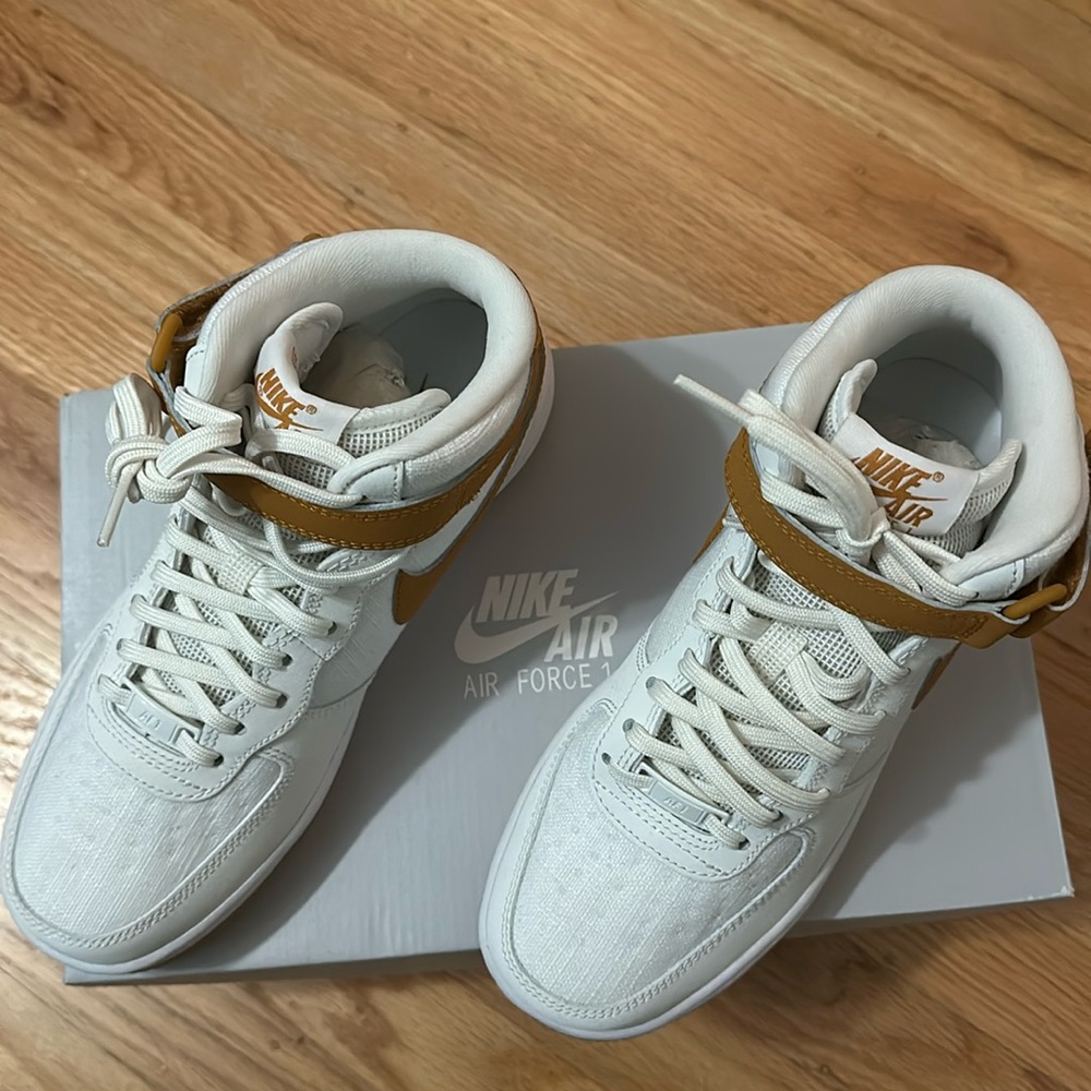Nike Air Force 1 07 mid size 7 W brand new